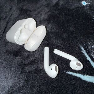 Apple White Wireless Earbud Headphones with Charging Case